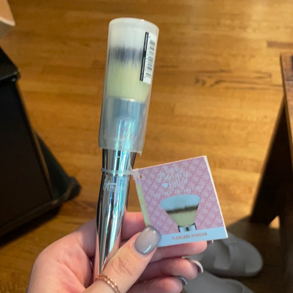 IT Cosmetics Flawless Powder Brush